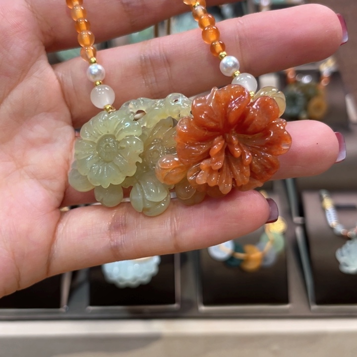 蛇纹石玉颈饰未镶嵌