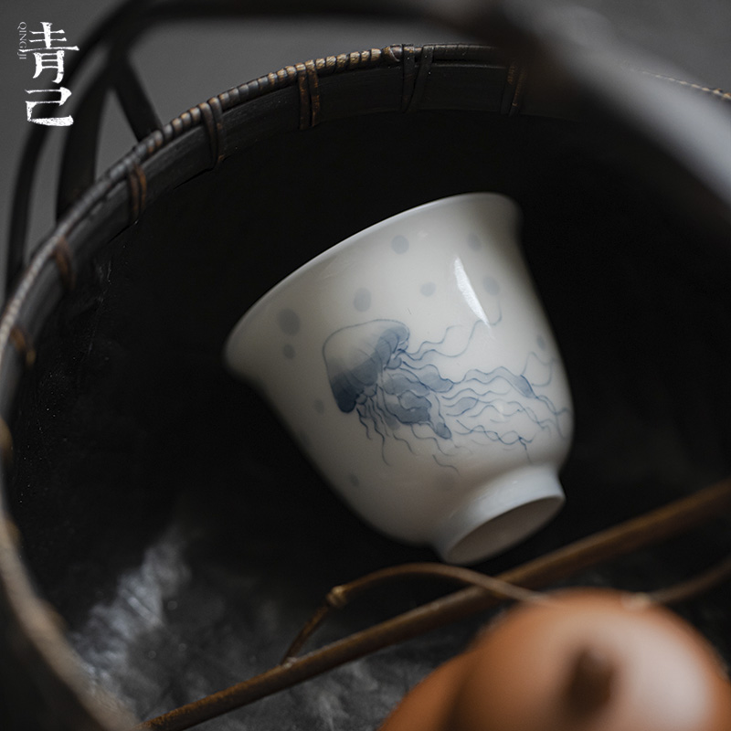 青己手绘水母茶杯功夫茶具文人器陶瓷功夫茶具品茗杯青花釉下单杯