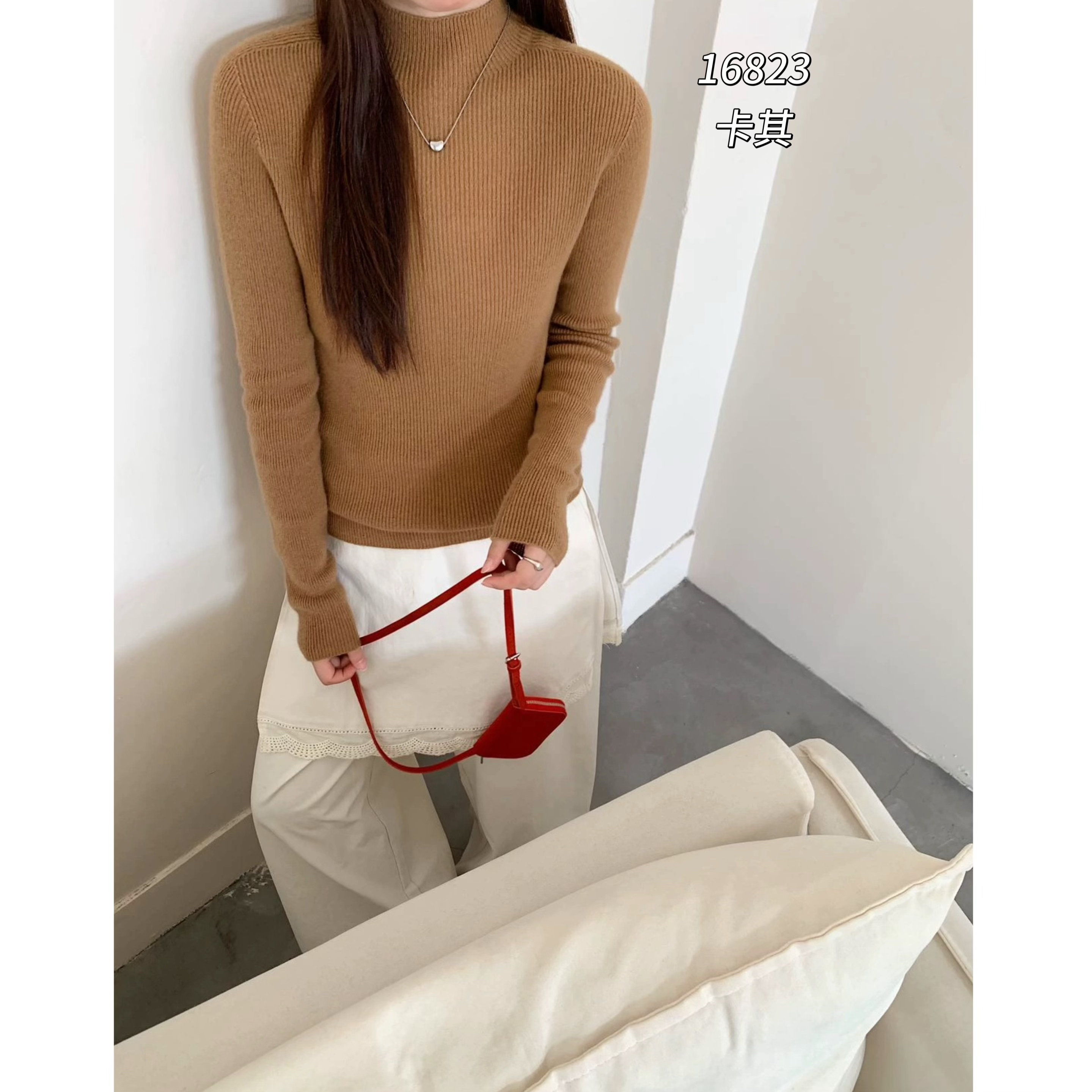 16823（部分无水洗唛，介意慎拍）CHUXUN半高领后背贝母扣针织衫