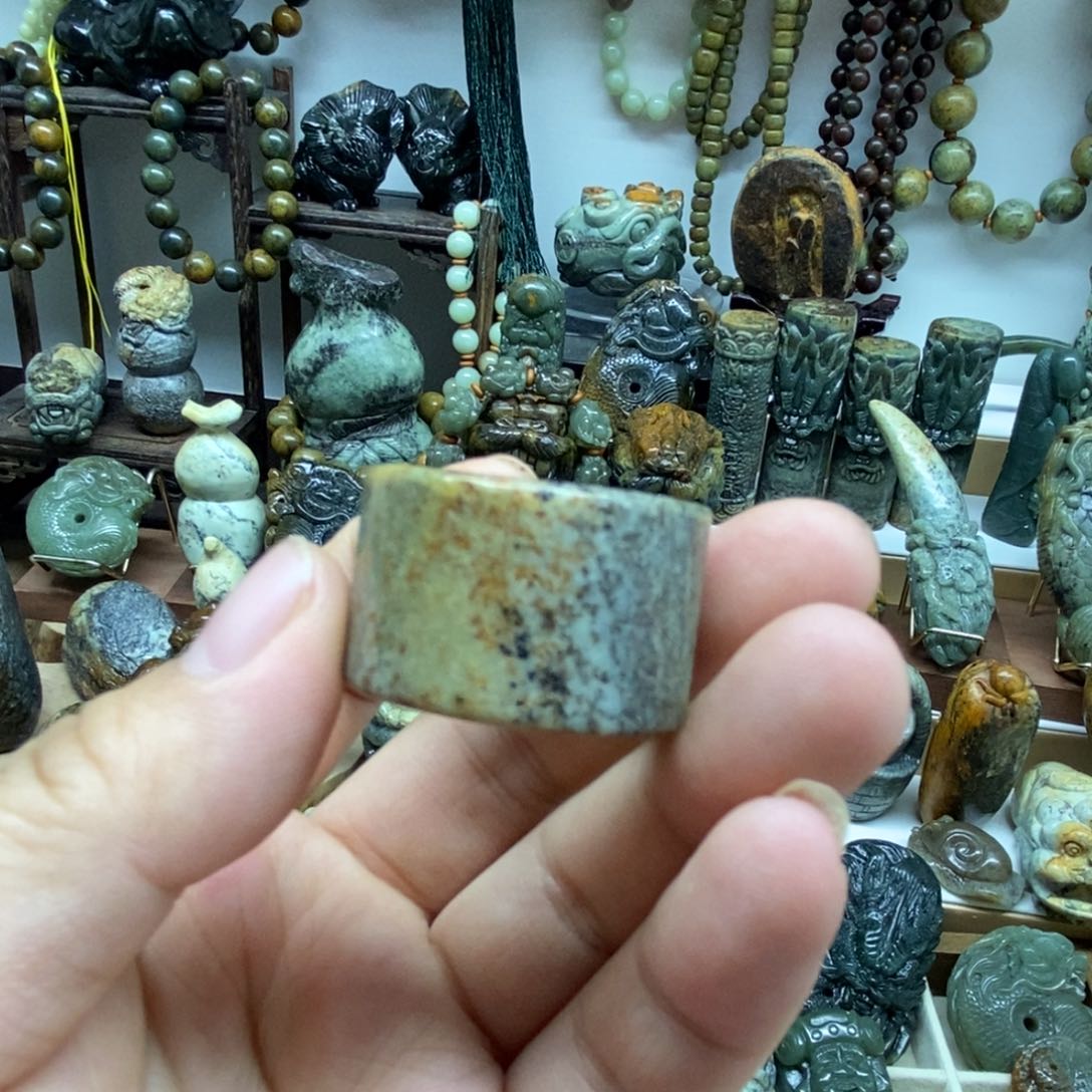 未镶嵌岫岩河磨玉（透闪石质玉）把件
