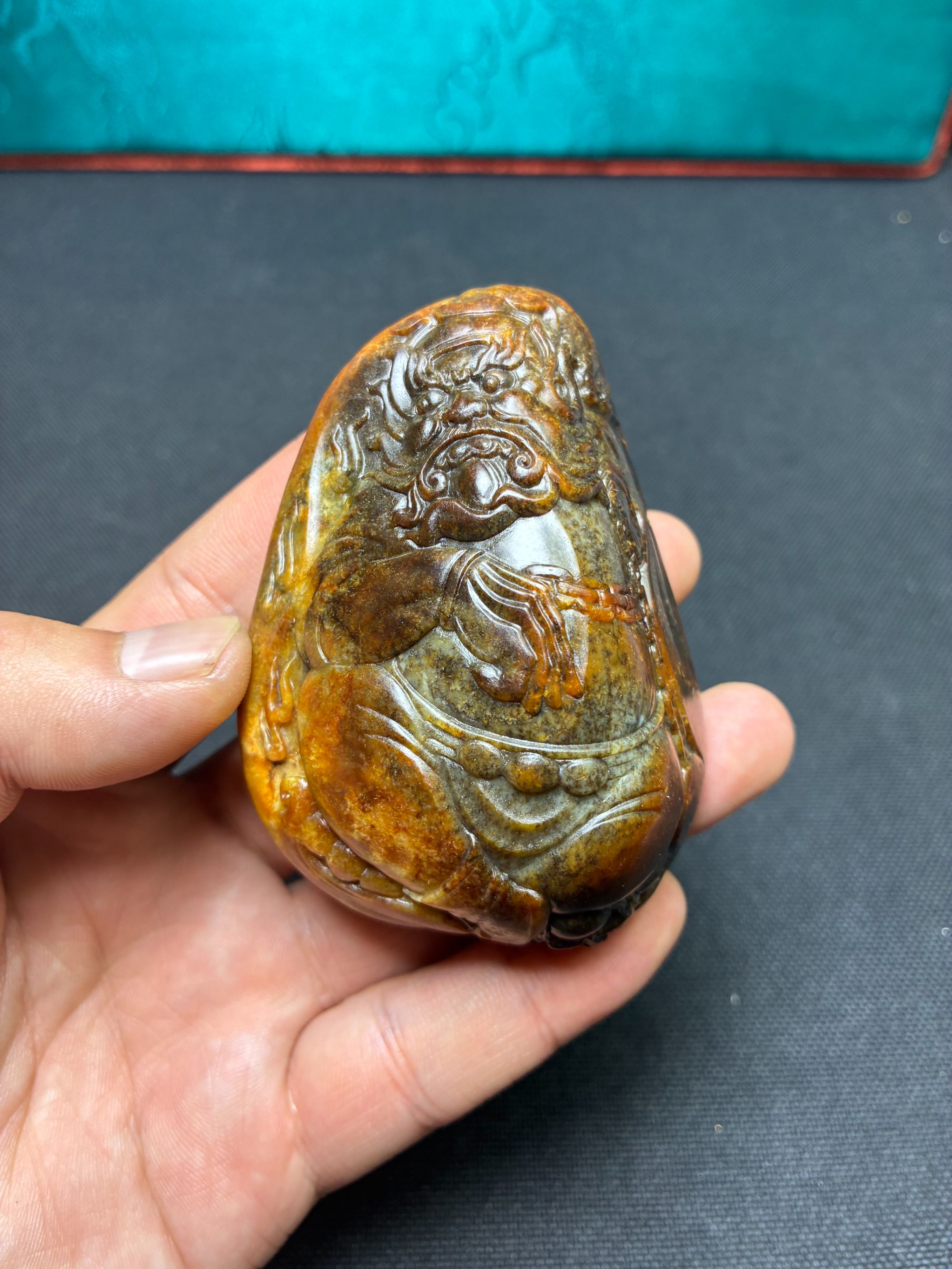 新疆和田玉籽料红沁皮黑油皮钟馗纳福手把件