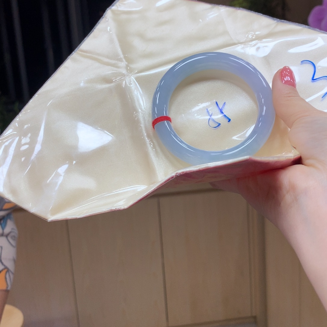 翡翠手镯未镶嵌不退不换