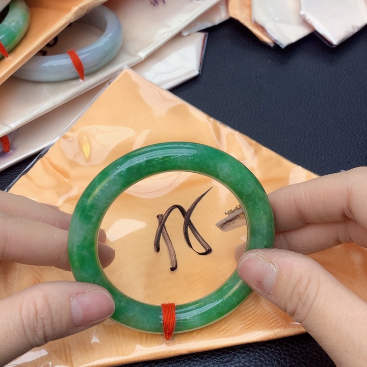 翡翠手镯未镶嵌翡翠手镯