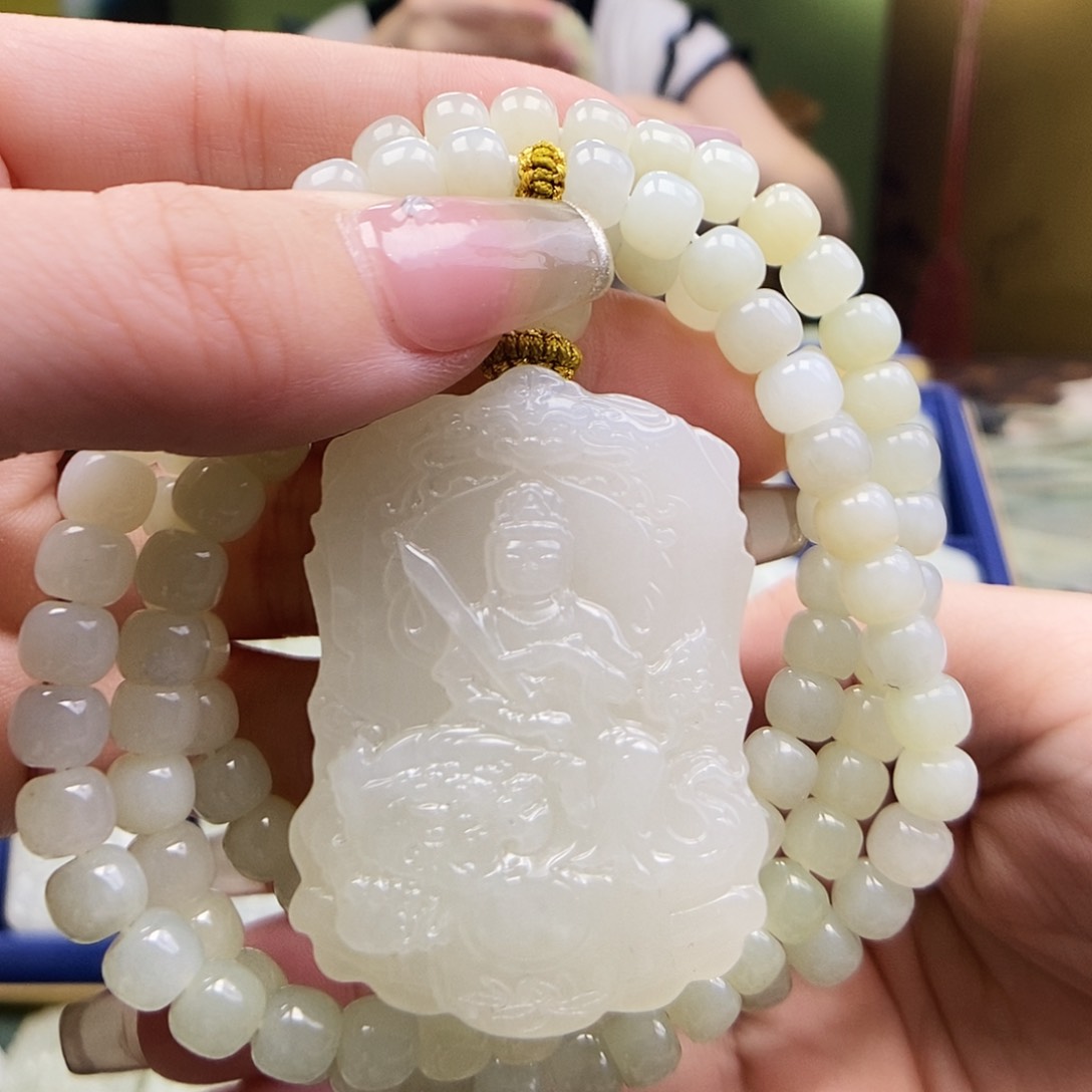 和田玉未镶嵌颈饰属兔佩戴