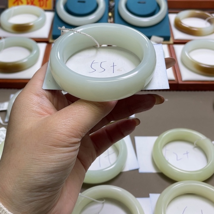 和田玉未镶嵌手镯