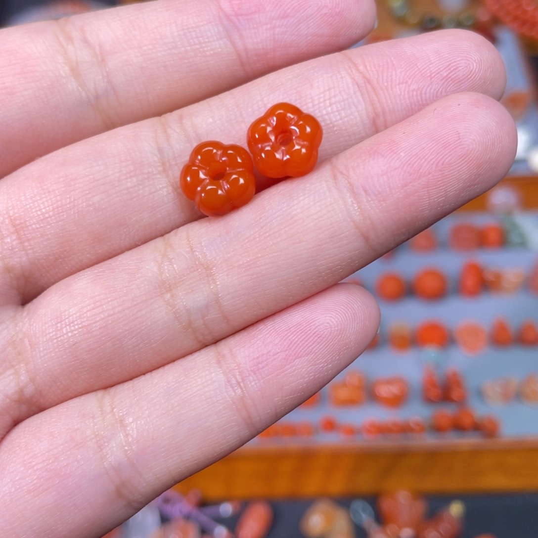 *****南红玛瑙未镶嵌花扣2个