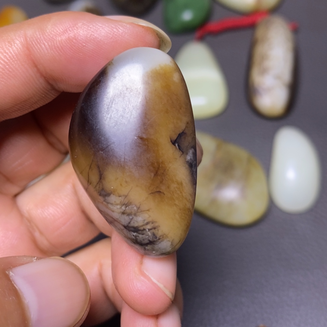 和田玉未镶嵌把件