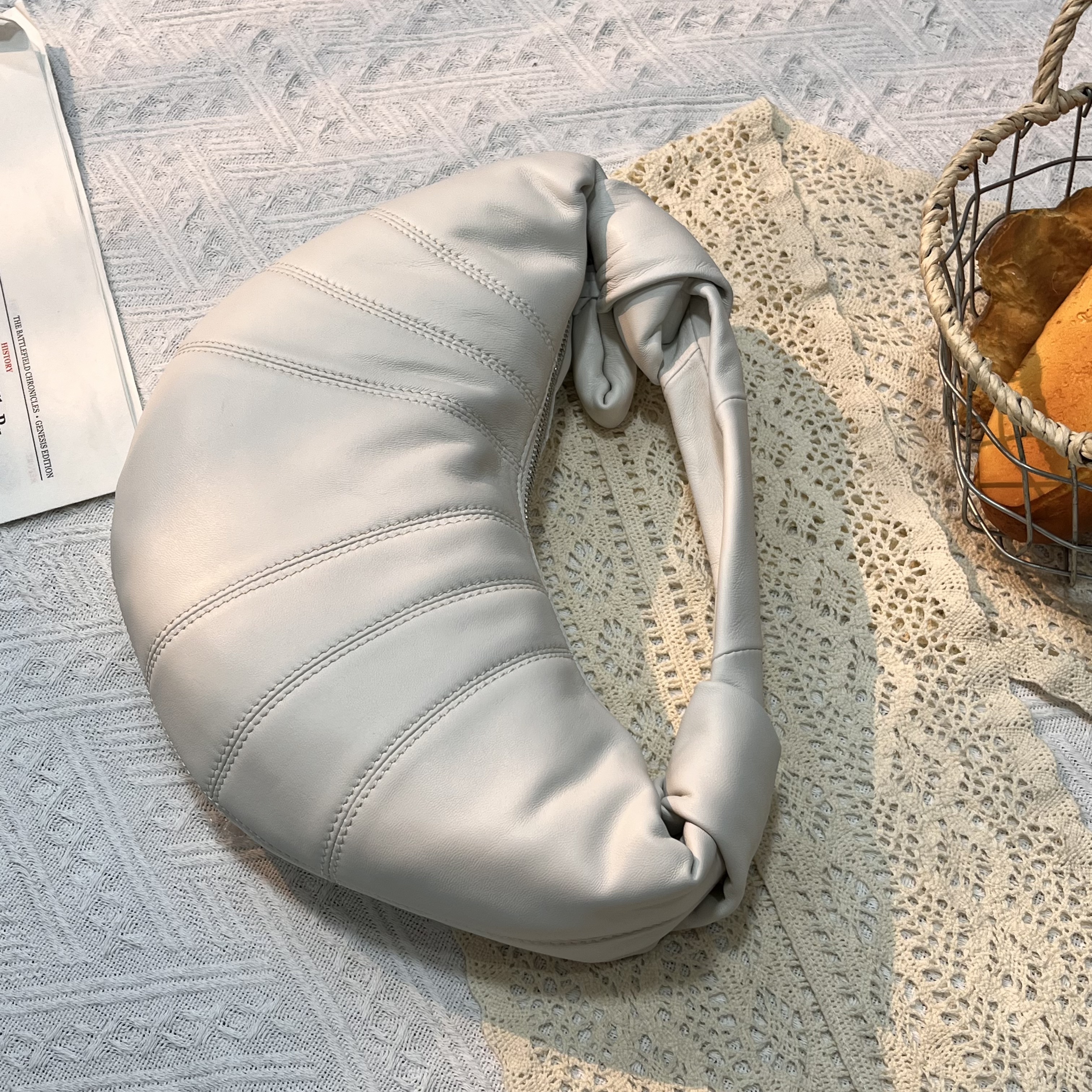 陈三北YOG【大促-mini号牛角包】 28CM 羊皮  单肩百搭女包