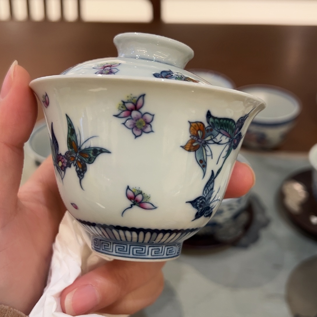 钟家窑斗彩蝴蝶盖碗