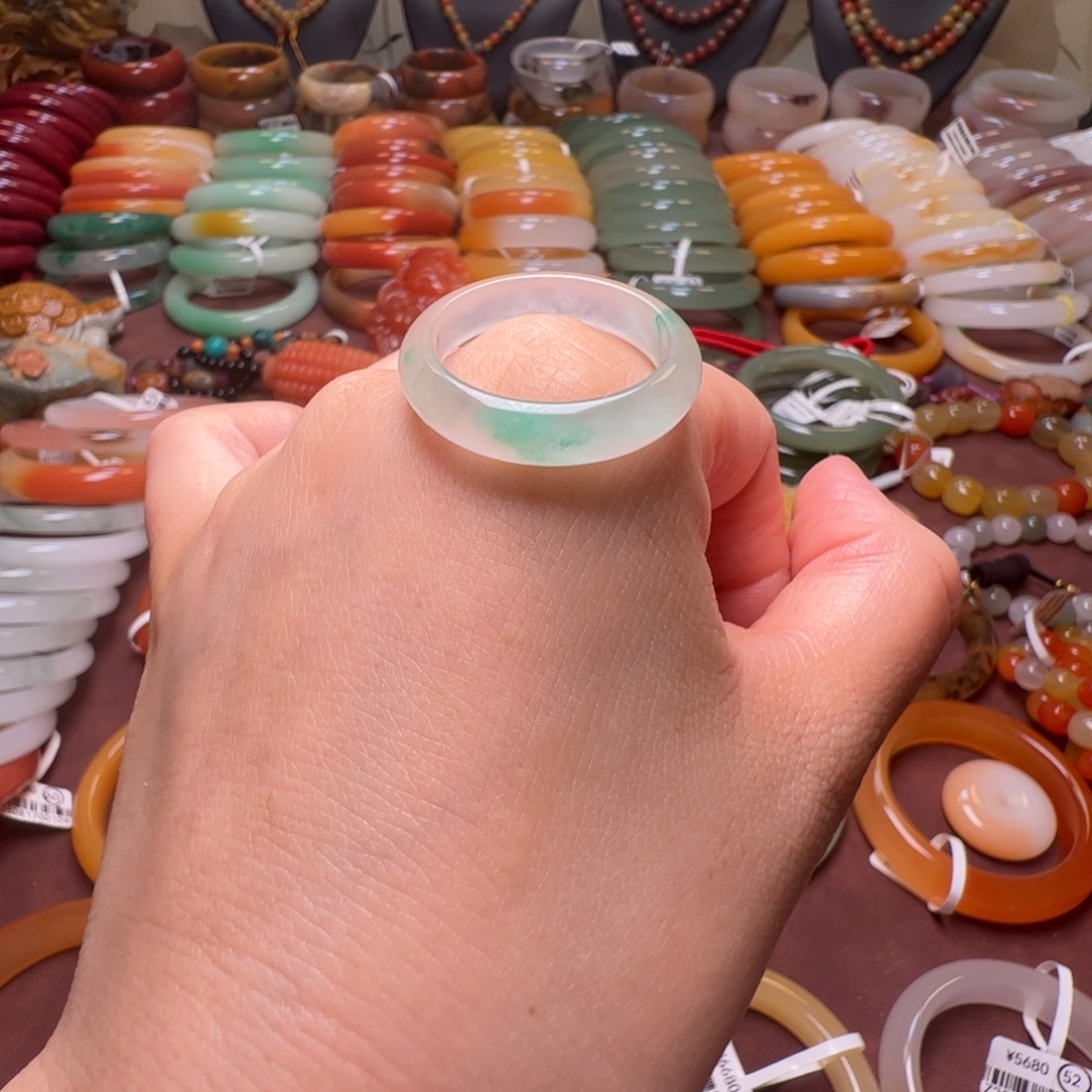 宝****石英岩玉未镶嵌手镯