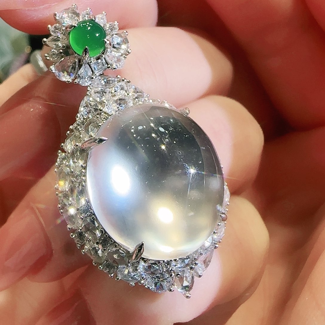 石英质玉吊坠未镶嵌