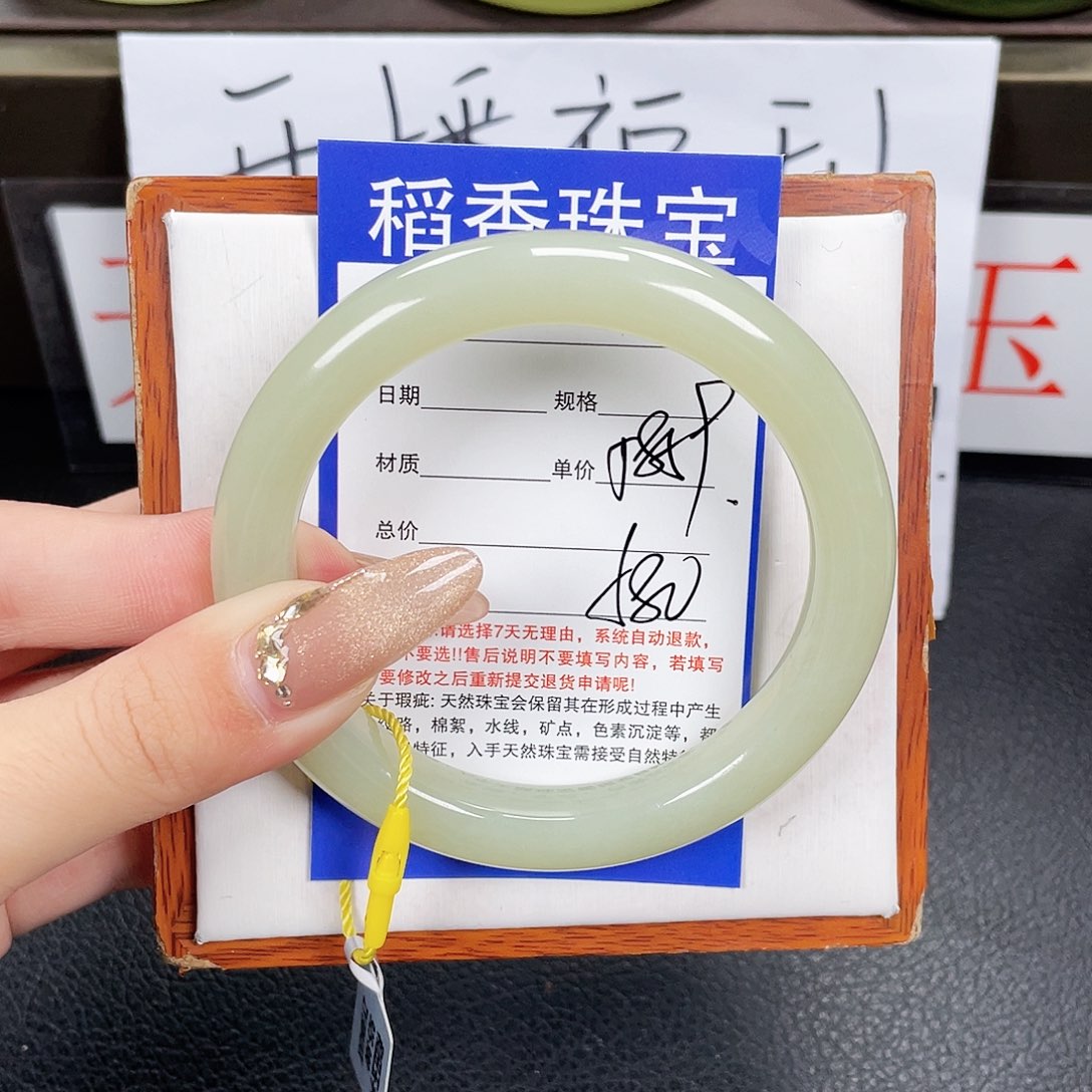 和田玉手镯未镶嵌
