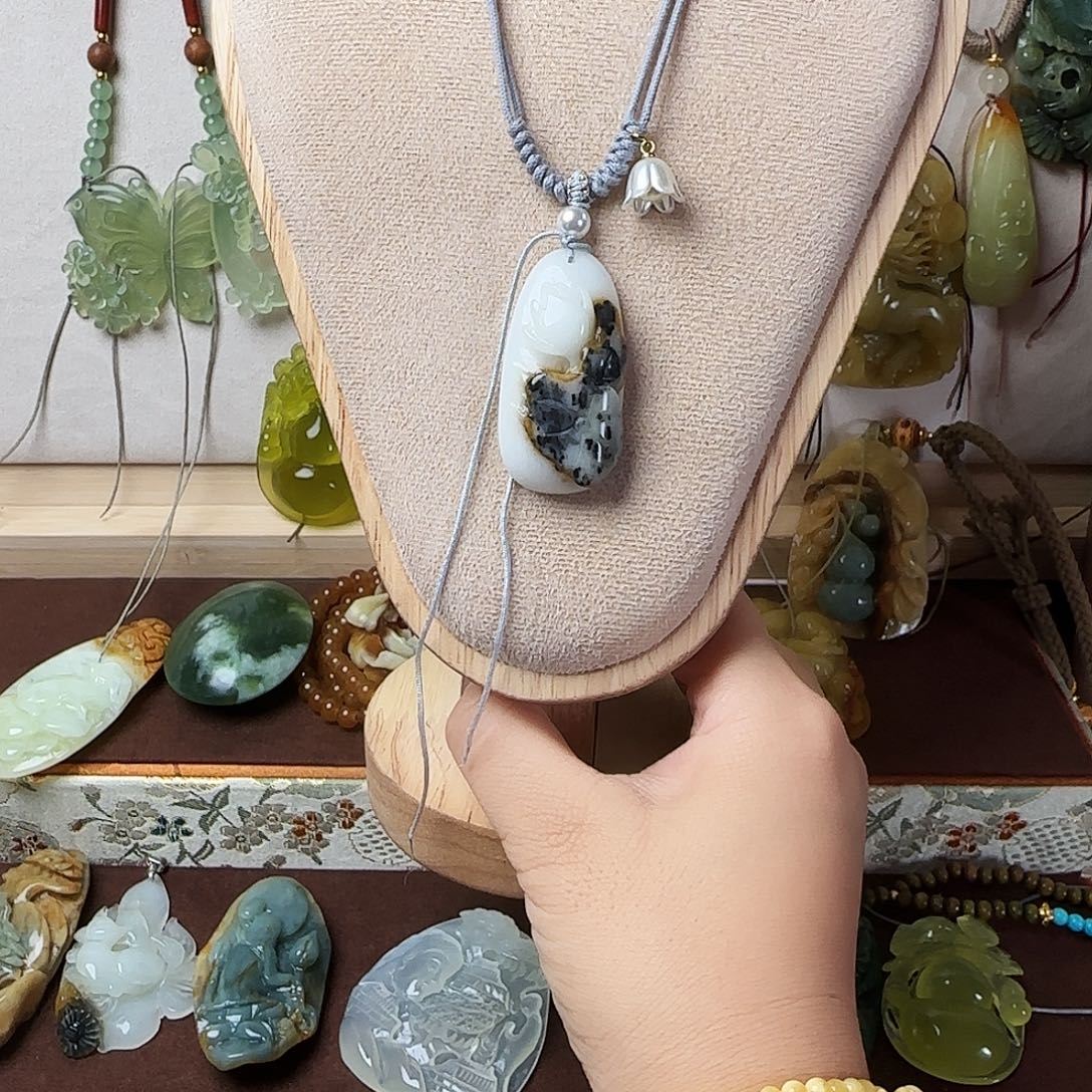 喵***恙蛇纹石玉合金颈饰