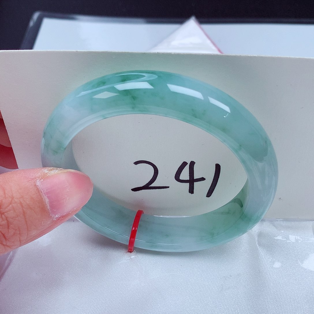 翡翠手镯未镶嵌翡翠