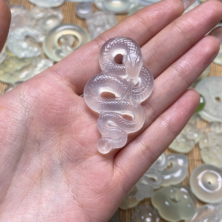 蛇纹石玉颈饰未镶嵌心*