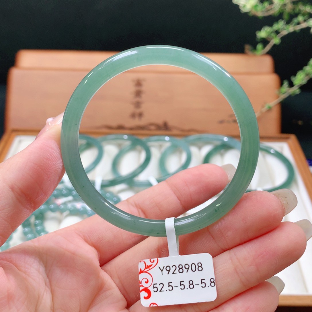 翡翠手镯未镶嵌天然