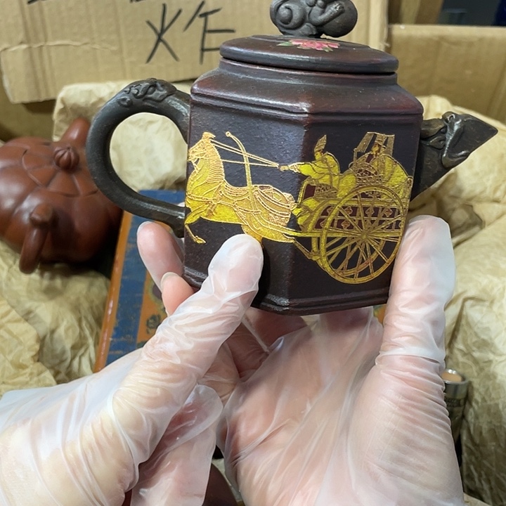 茶壶紫砂矿泥料，纯手工制作的一把紫砂壶。