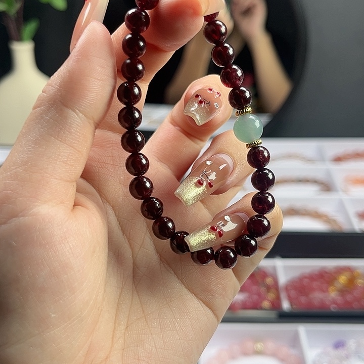 水晶手串未镶嵌石榴石6mm