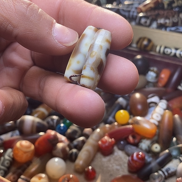 天然辰砂玛瑙珠子