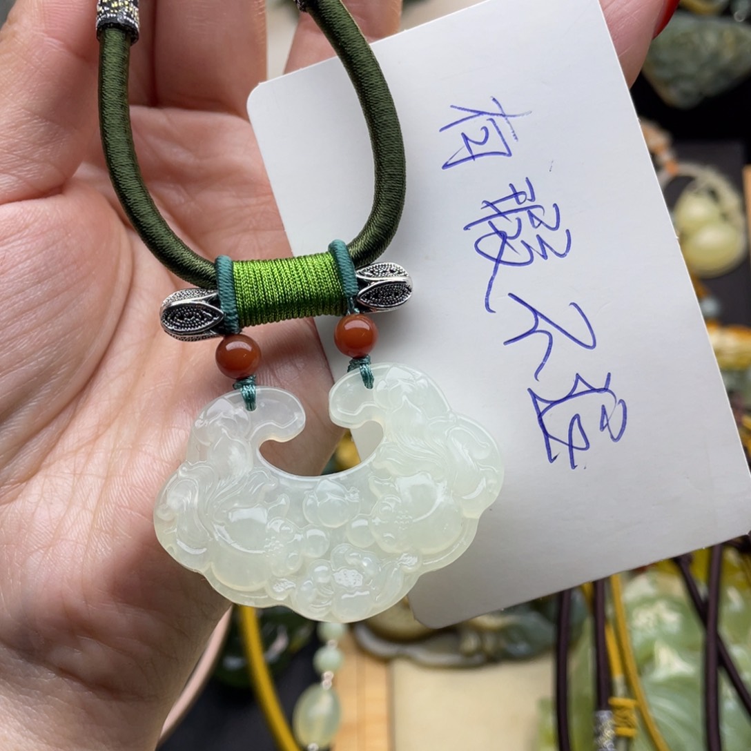 蛇纹石玉颈饰未镶嵌