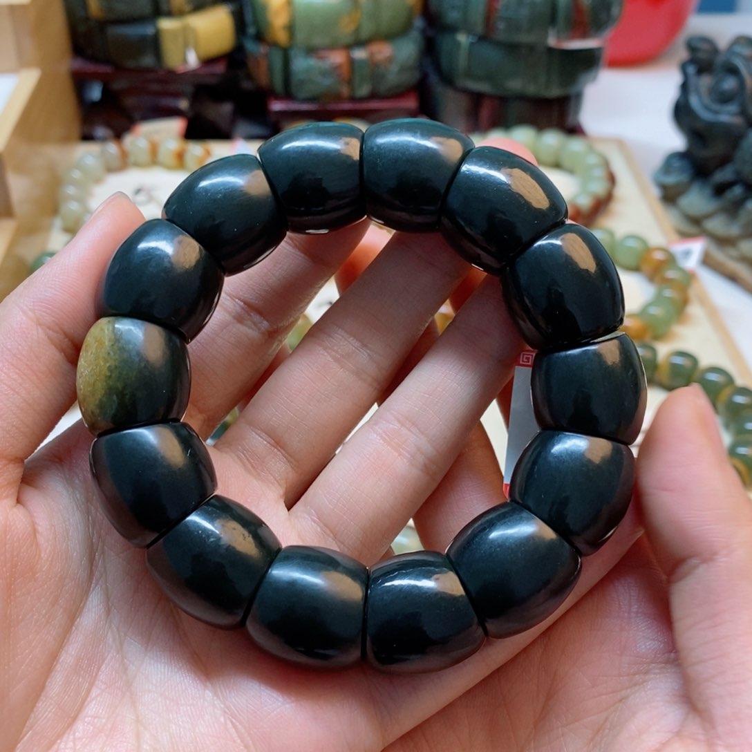 透闪石质玉未镶嵌手串一****?