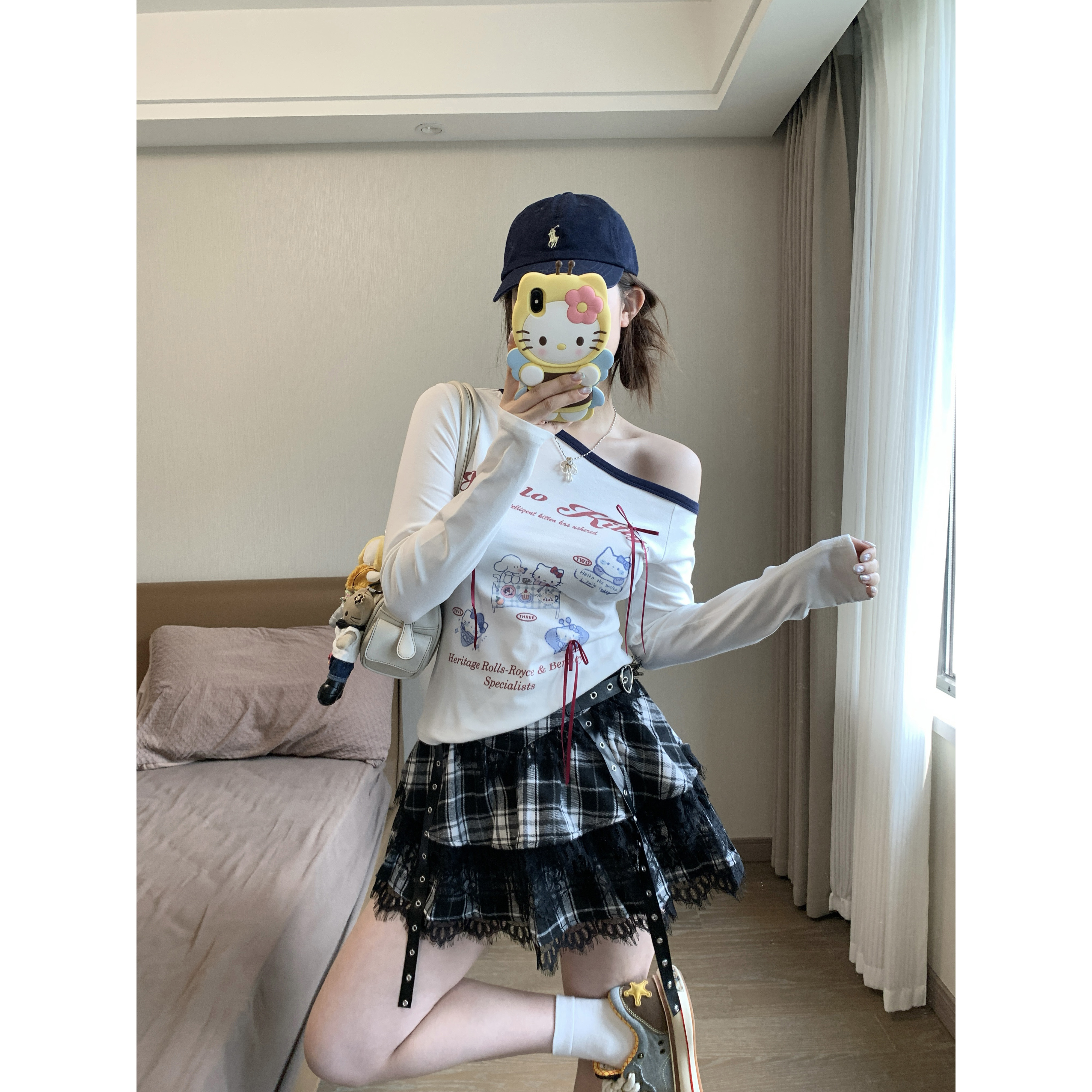 小沈美眉 少女日常 卡通字母印花蝴蝶结长袖T恤秋斜领露肩上衣