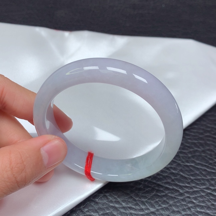 翡翠手镯未镶嵌。