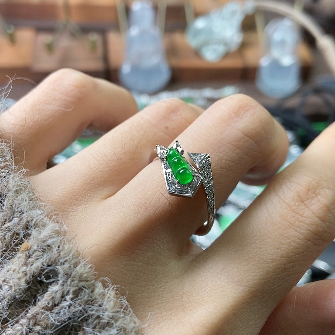 翡翠18K金镶嵌戒指