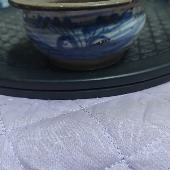L***m陶瓷一束莲炉子摆件有磕。