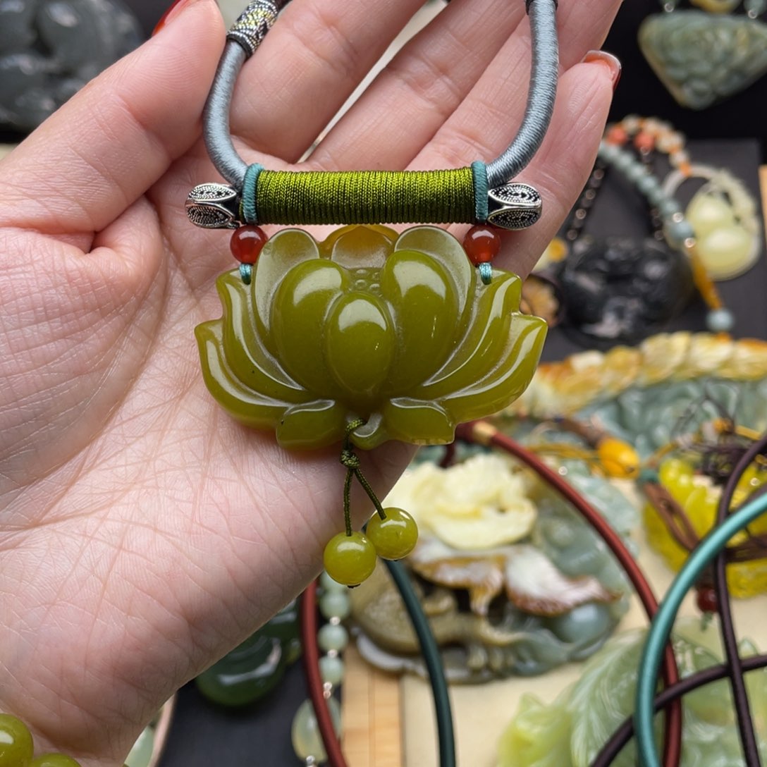 蛇纹石玉颈饰未镶嵌