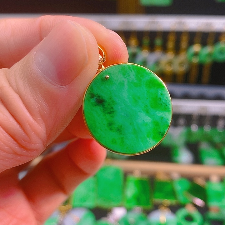 翡翠吊坠(赠链)18K金镶嵌吊坠