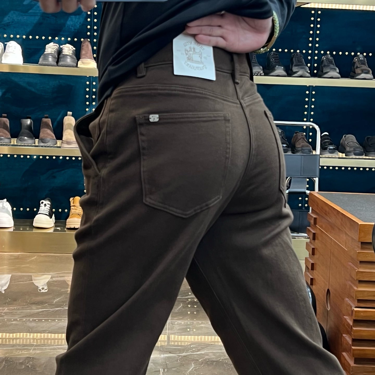 2235秋冬莱赛尔棉直筒微宽松窄版灯芯绒弹力腰头深咖加绒牛仔