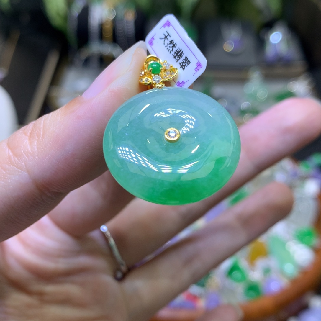 颈饰18K金镶嵌翡翠