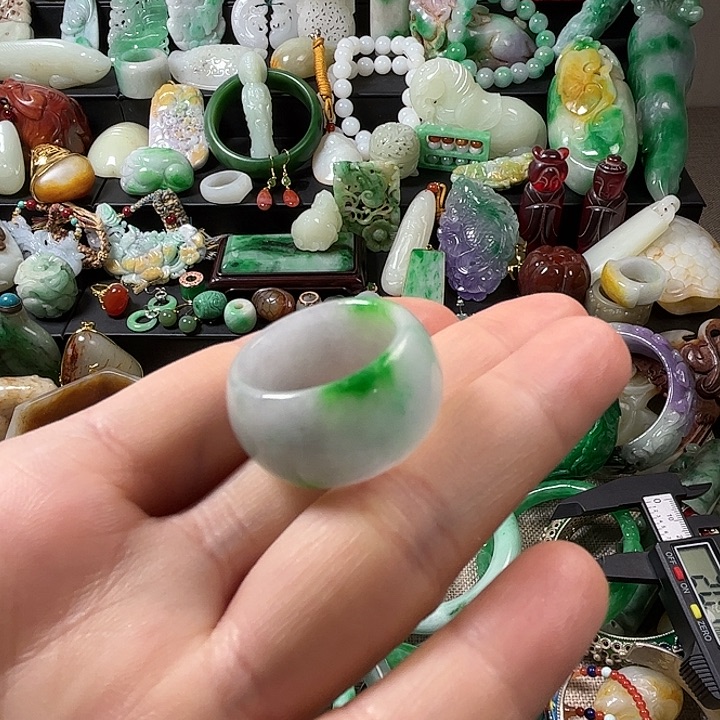 翡翠未镶嵌颈饰翡翠未镶嵌颈饰