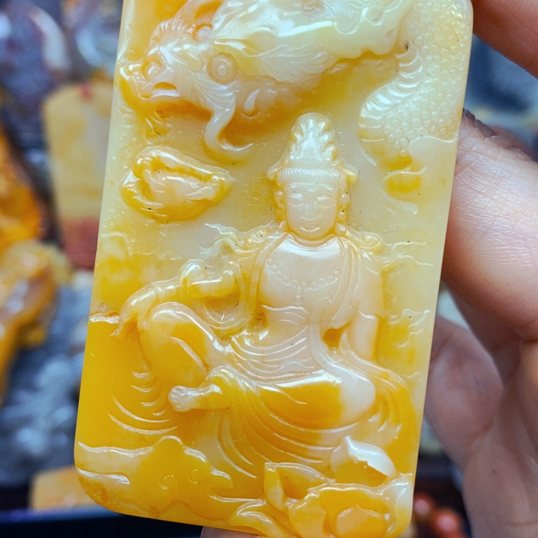 未镶嵌石英质玉（黄龙玉）颈饰