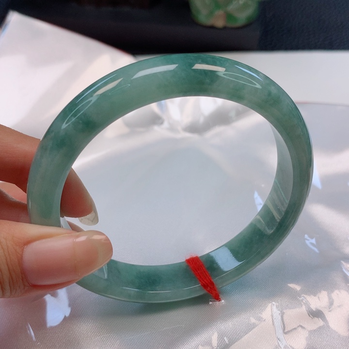 翡翠手镯未镶嵌60圈
