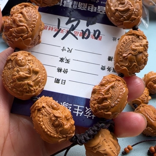 橄榄核吊坠雕刻工艺