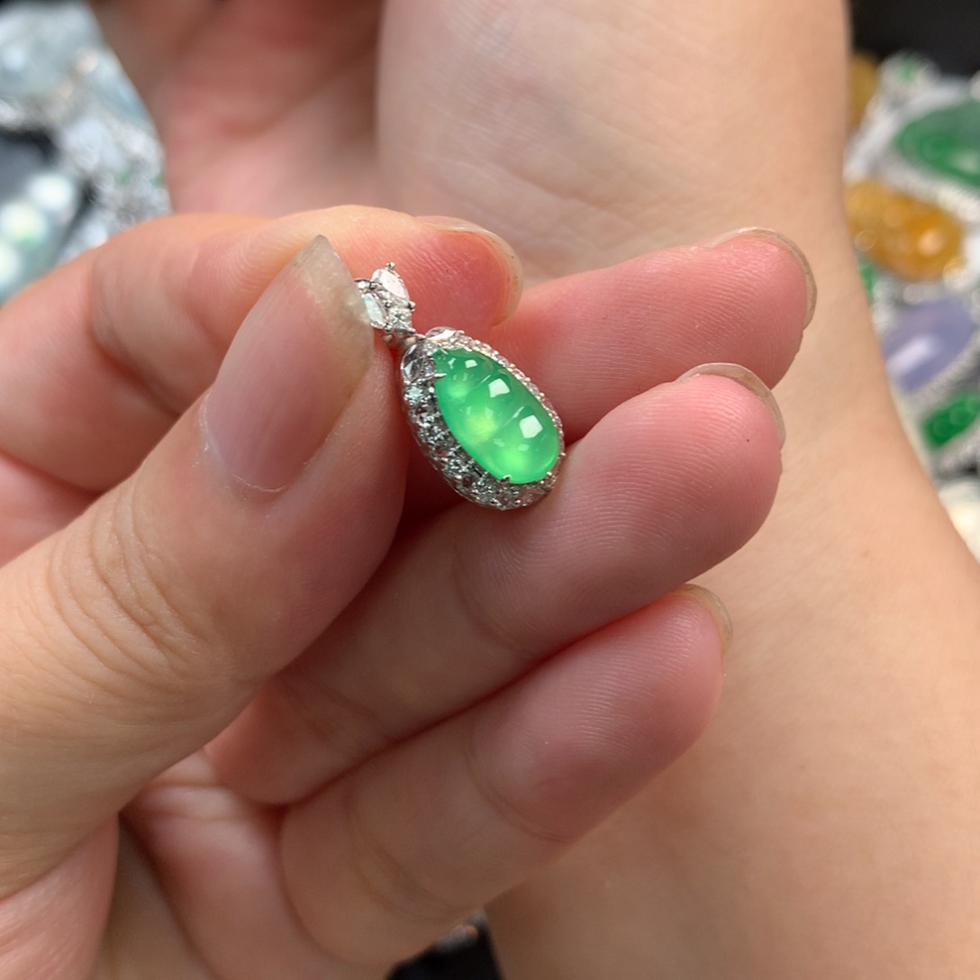 翡翠18K金镶嵌颈饰甜王豆子