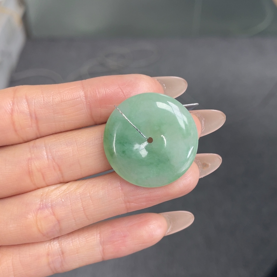 翡翠颈饰未镶嵌平安扣