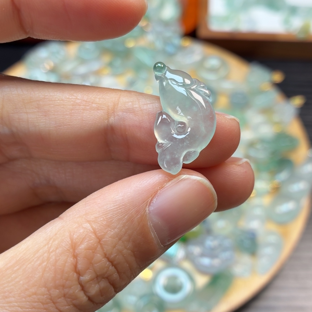 翡翠未镶嵌颈饰鱼