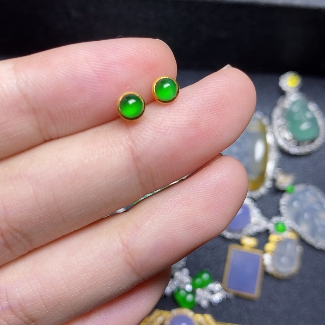 18K金镶嵌翡翠耳饰耳钉