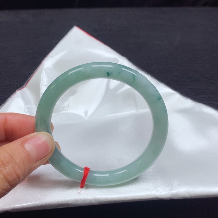 翡翠手镯（圆镯）未镶嵌53圈