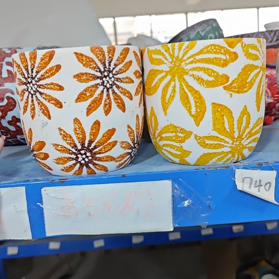 当场拍满15元发货不凑不发，花盆盆口不方不圆有针孔黑点是正常的，