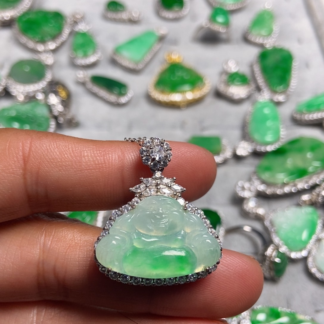 翡翠颈饰未镶嵌佛公