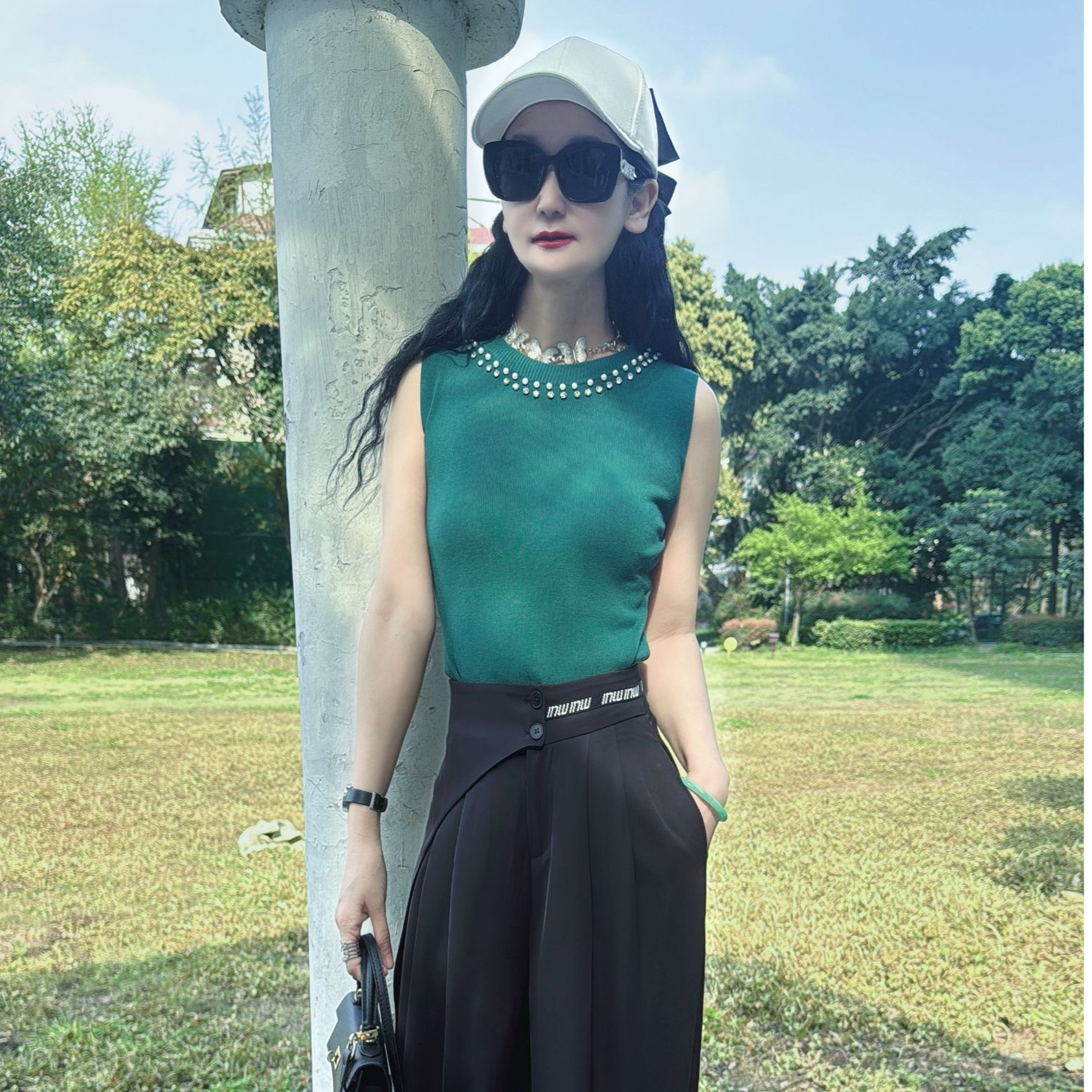 M52C004慕之淇冰丝无袖圆领重工钉珠百搭显瘦针织背心