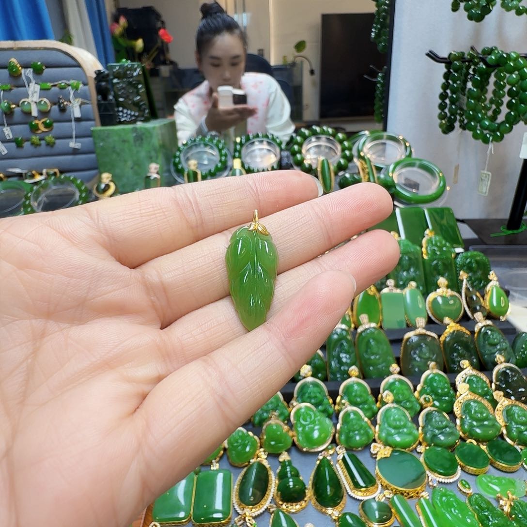 和田玉（碧玉）颈饰18K金镶嵌爱****?