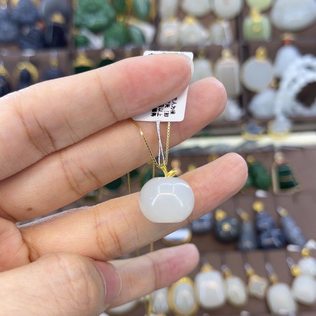 和田玉18K金镶嵌吊坠