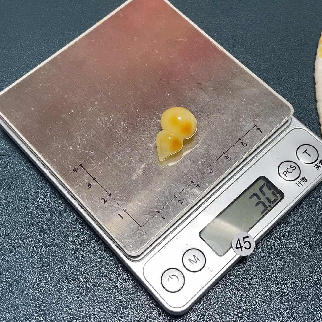 未镶嵌琥珀裸石，