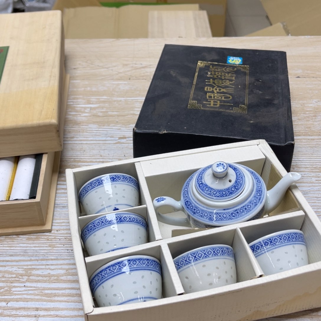 瓷片密密麻麻地排列在一起