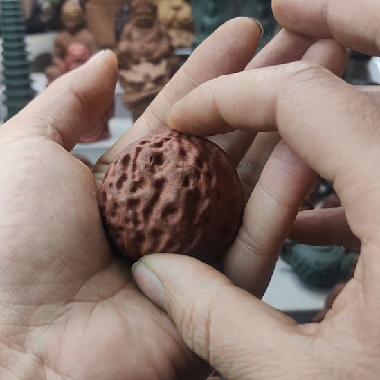 泥塑药香红麝香方核桃一个微瑕